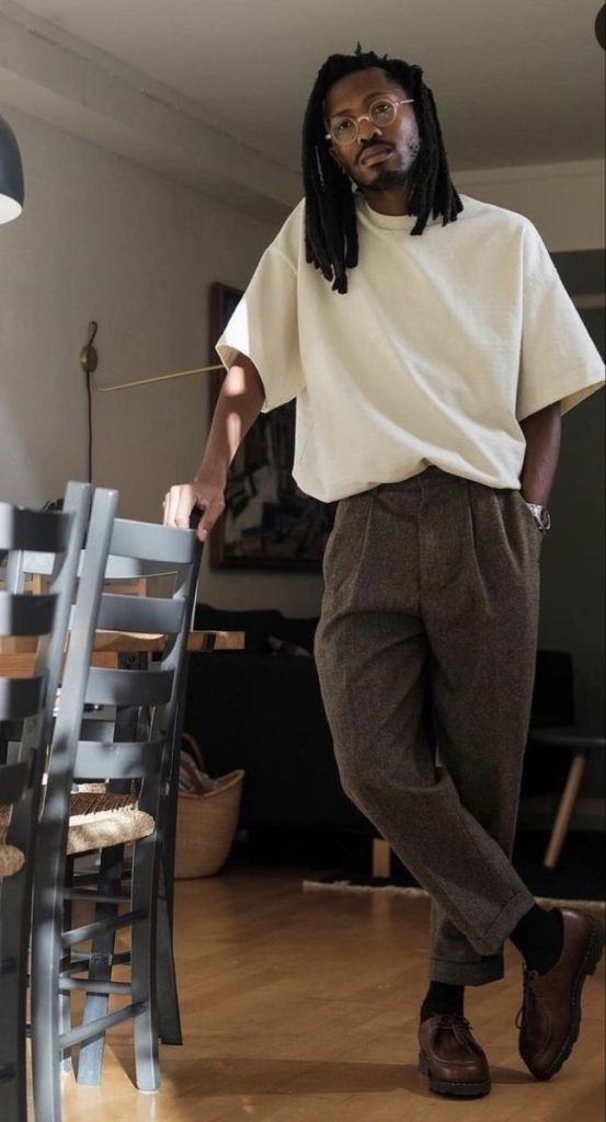 Classic – oversize T-shirt, dark-brown trousers and brown loafers